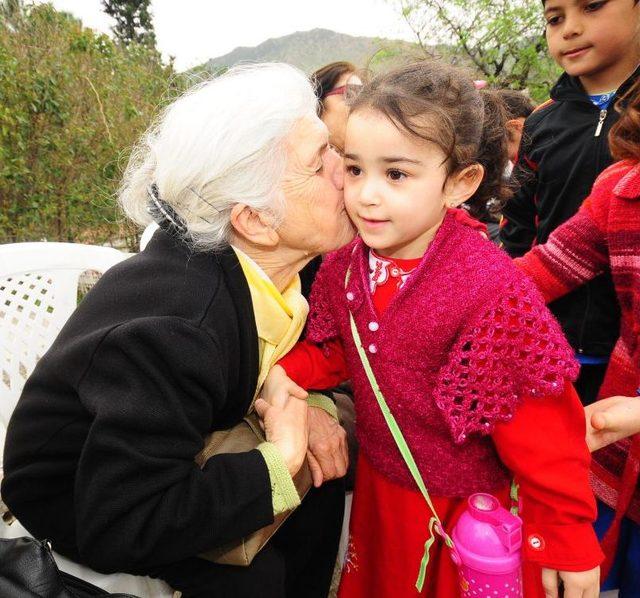 Huzurevinde Kalan Yaşlılar, Köylerdeki Çocuklarla Buluştu 1