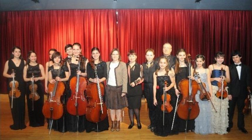 &Ccedil;ukurova &Uuml;niversitesi &Ouml;ğrencilerinden A&uuml;&rsquo;de Konser