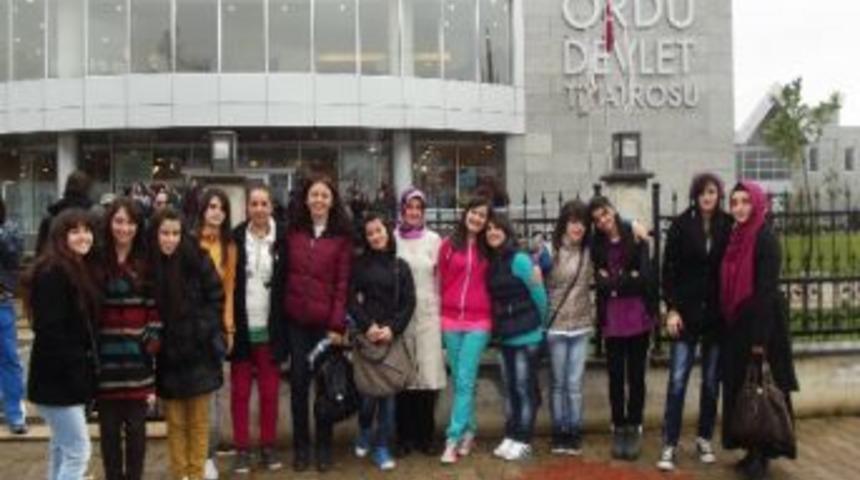 Pansiyon &Ouml;ğrencileri Tiyatroya İle Buluştu