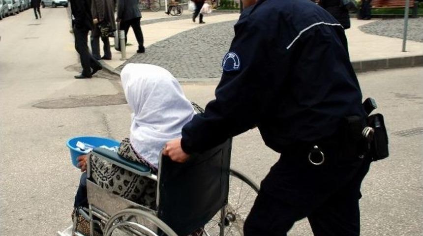 Polisler Dilencileri Uyardı