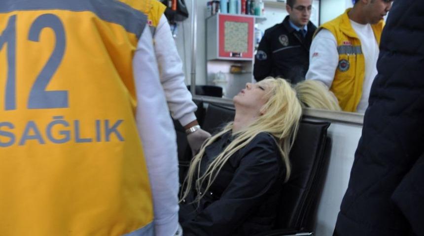 Alkoll&uuml; Gen&ccedil; Kız, Erkek Berberinde Sızıp Kaldı