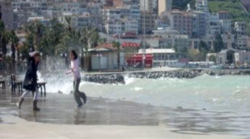 Kuşadası'nda Lodos Fırtınası Etkili Oluyor