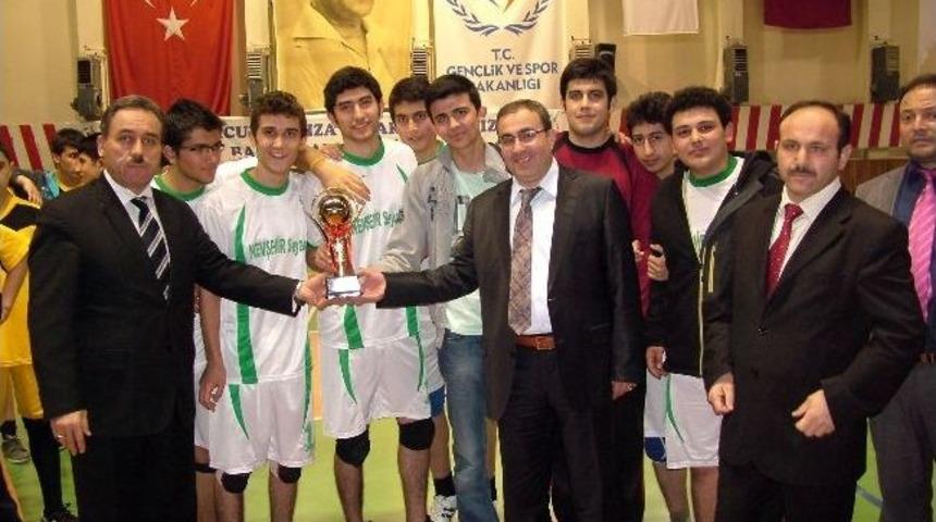Nevşehir Diyanet Gen&ccedil;lik Spor Yıldız Erkekler Hentbol Takımı Şampiyon Oldu