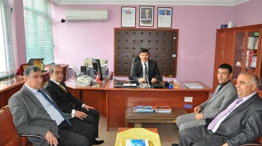 Başkentteki Yerk&ouml;yl&uuml;ler Derneği Robot Yarışmasında Birinci Olan &Ouml;ğrencileri &Ouml;d&uuml;llendirdi