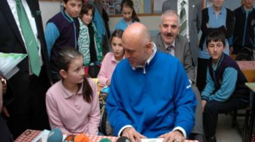 K&ouml;y Okulunu Gezen Hikmet Karaman, &Uuml;niforması Yırtık &Ouml;ğrenciyi G&ouml;r&uuml;nce Duygulandı