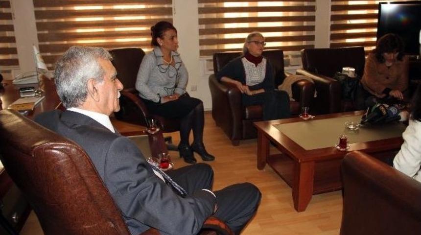 Dtk Genel Başkanı T&uuml;rk Ve Başkan Yardımcısı Tuğluk&rsquo;tan 'bayrak' A&ccedil;ıklaması