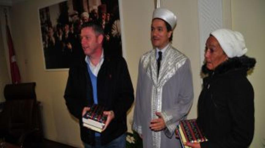 M&uuml;sl&uuml;man Olan İngiliz Kadın G&ouml;zyaşlarını Tutamadı