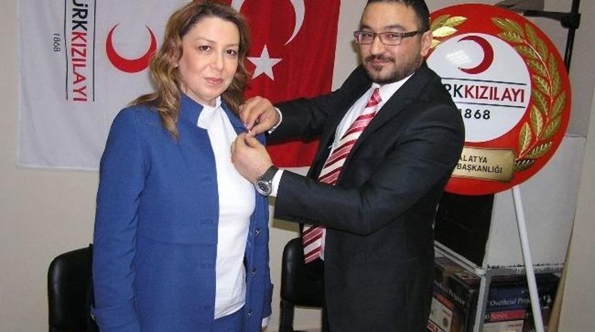 Kızılay&rsquo;ın Onursal &Uuml;yesi Yapılan Milletvekili &Ouml;znur &Ccedil;alık: