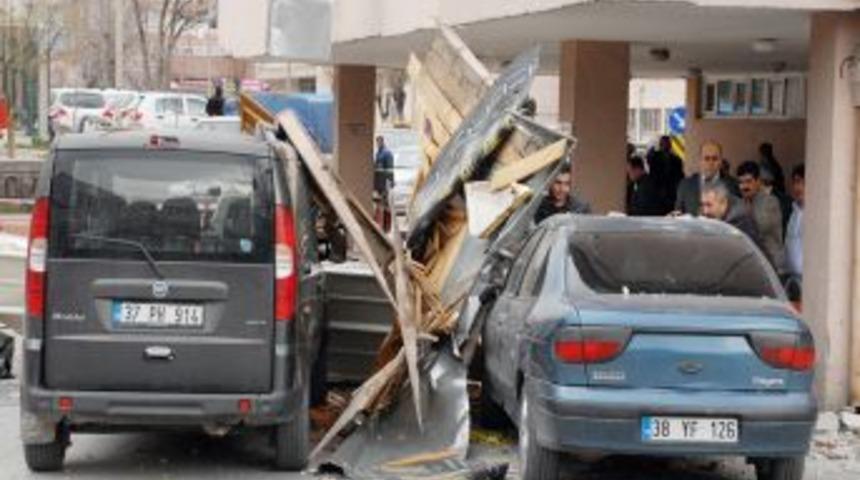&Ccedil;atısı U&ccedil;an Hastanede Izdiham Yaşandı