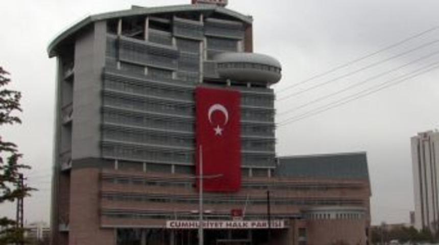 Chp Genel Merkezi'ne Dev T&uuml;rk Bayrağı Asıldı