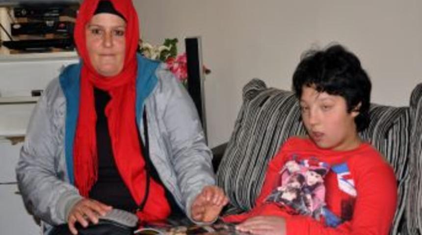 Engelli &ouml;ğrencisinin &uuml;zerine sıcak &ccedil;ay d&ouml;kt&uuml;