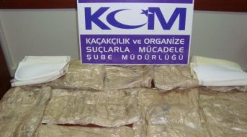 Sakarya'da Iki Kadının V&uuml;cuduna Sarılmış 20 Kilogram Eroin Ele Ge&ccedil;irildi
