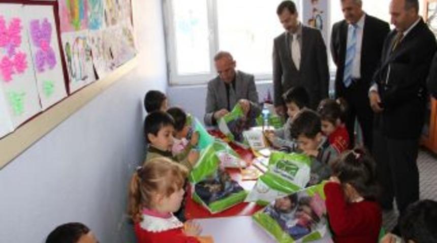 Vali Yurdakul, Iş Adamlarının Desteği Ile Okulda Kırtasiye Malzemesi Dağıttı
