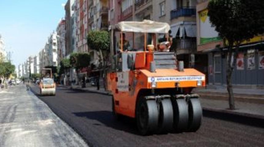 Mehmet Akif Caddesi Asfaltlanıyor