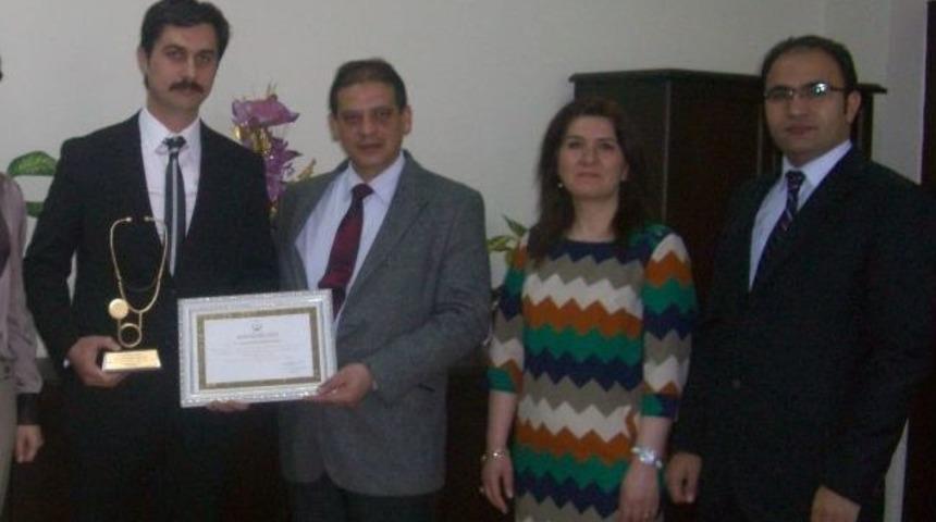 Kars&rsquo;ta Yılın Doktoru Alpay Medet Alibeyoğlu