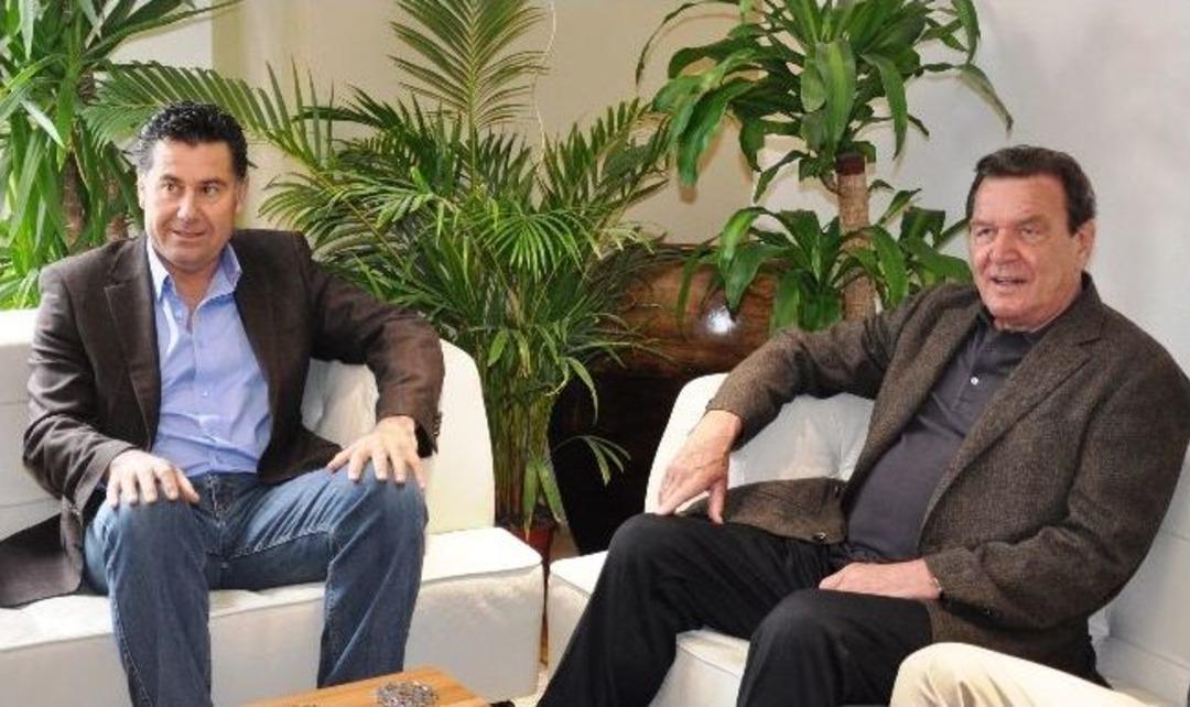 Eski Başbakan Schr&ouml;der Bodrum Sokaklarında