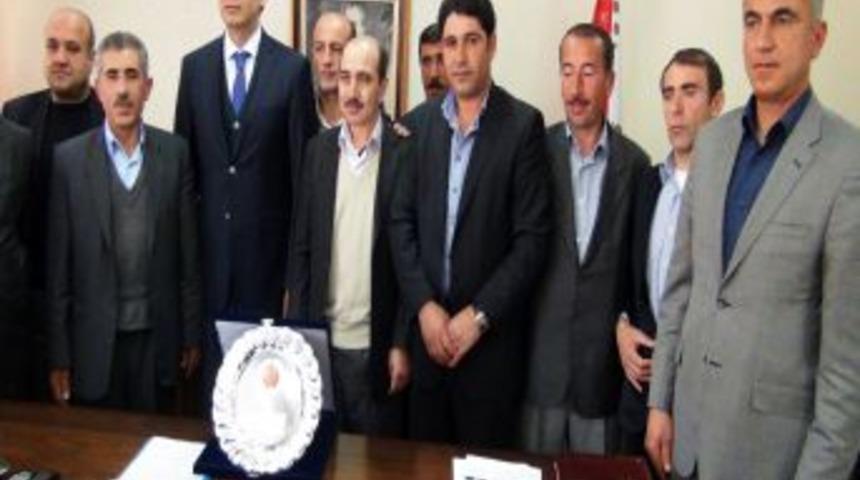 Muhtarlardan Emniyet M&uuml;d&uuml;r&uuml; Akg&uuml;&ccedil;&rsquo;e Plaket