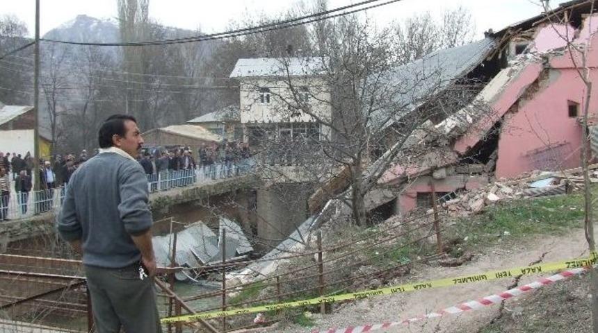 Giresun&rsquo;un Şebinkarahisar İl&ccedil;esinde 3 Katlı Bina &Ccedil;&ouml;kt&uuml;
