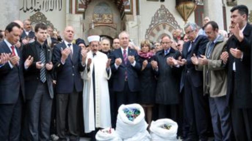 Manisa Sultan Camisi'nden Sa&ccedil;ılacak 5 Ton Mesir Macununun Duası Edildi