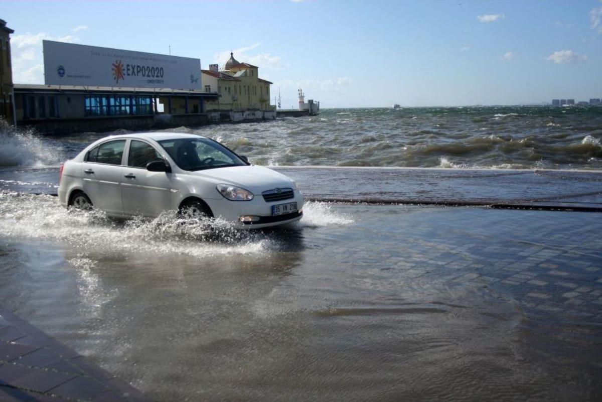 İzmir Yine Su Altında