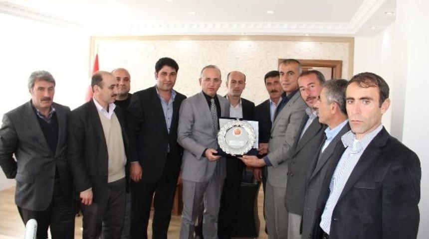 Muhtarlardan Vali Yurdakul'a Plaket