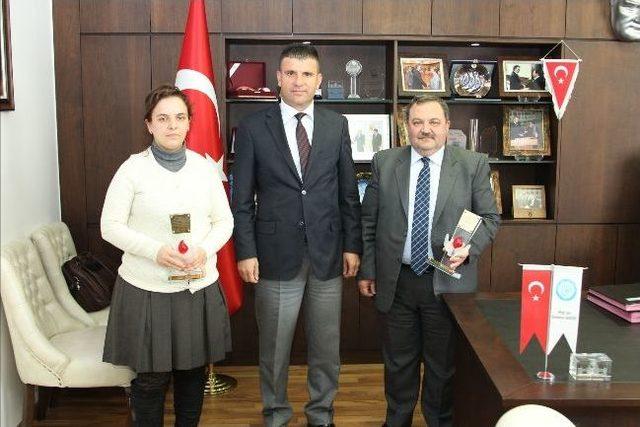 Kızılay&rsquo;dan Be&uuml; Rekt&ouml;r&uuml; Doğru&rsquo;ya Plaket 1