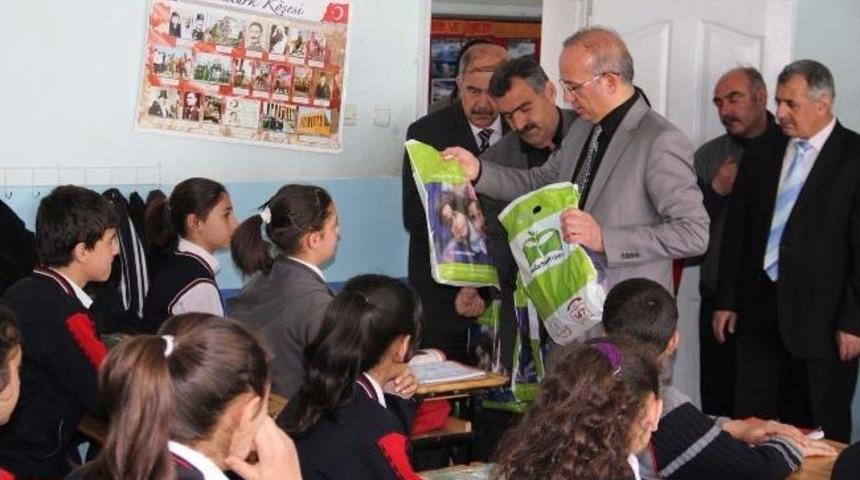 T&uuml;ik Desteği İle Okullara Kırtasiye Dağıtıldı