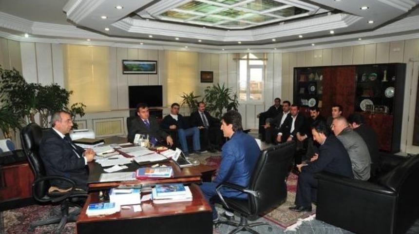 Van Yararına Çalışma Derneği’nden Rektör Battal’a Plaket