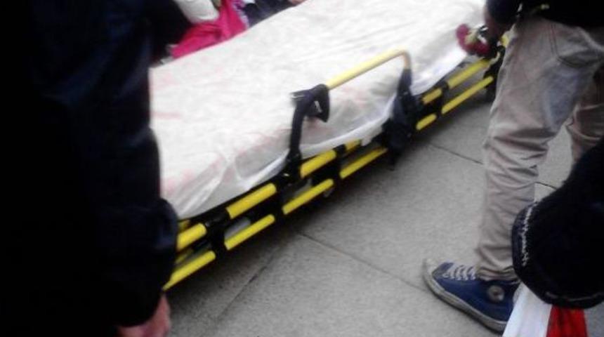 Eski nişanlısını sokak ortasında bı&ccedil;akladı