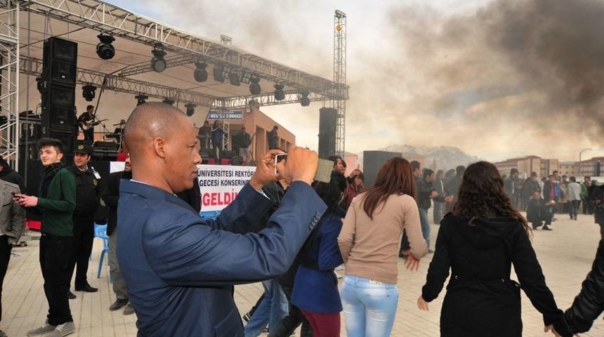 Malili Dekanlar, YY&Uuml; &Ouml;ğrencileri Ile Nevruz'u Kutladı