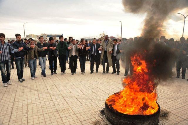 Malili Dekanlar, YY&Uuml; &Ouml;ğrencileri Ile Nevruz u Kutladı 1