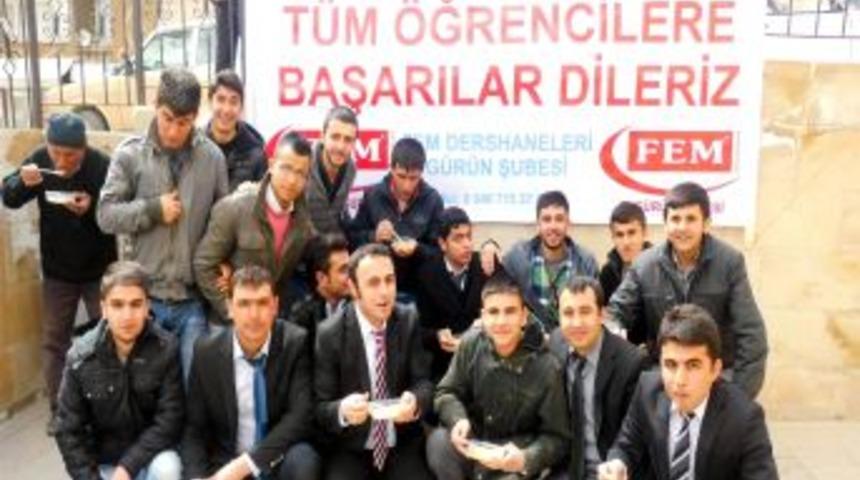 YGS&rsquo;ye Girecek &Ouml;ğrenciler I&ccedil;in Aşure Dağıtıldı