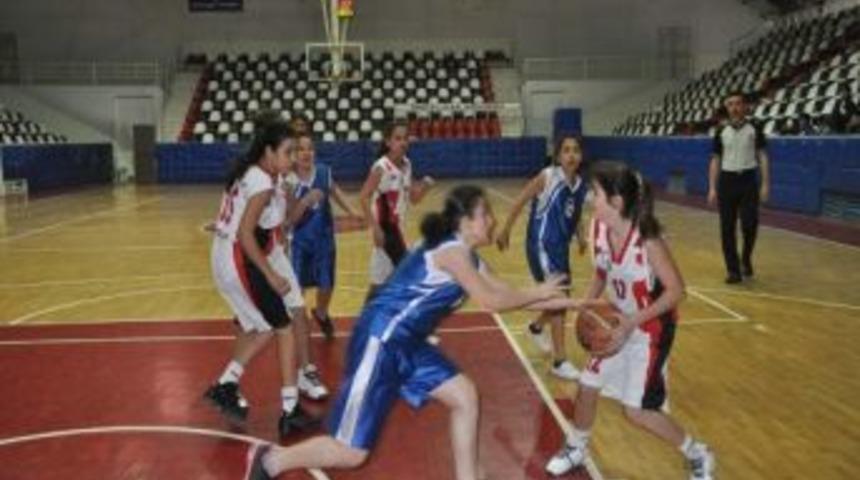 Okullar Arası K&uuml;&ccedil;&uuml;kler Basketbol Grup Birinciliği M&uuml;sabakaları Sona Erdi