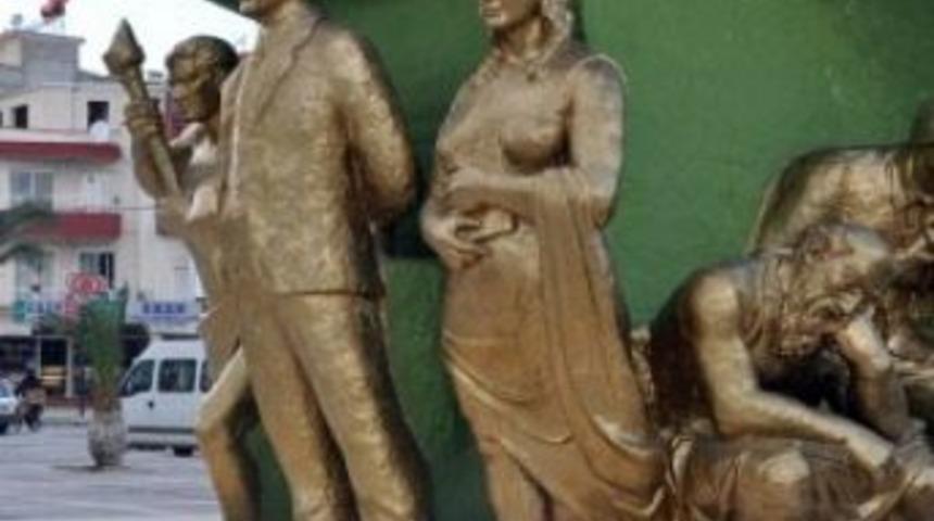 Turgutlu'da Atat&uuml;rk Anıtına &Ccedil;irkin Saldırı