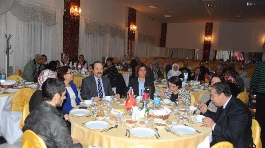 Belediye Başkanı &Ccedil;er&ccedil;ioğlu Şehit Ailelerine Yemek Verdi