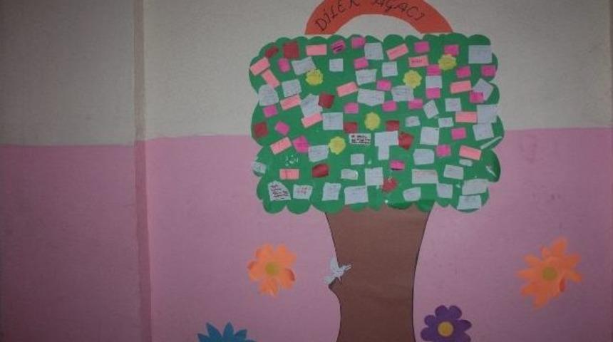 Minik &Ouml;ğrenciler Hayallerini Ağaca Astılar