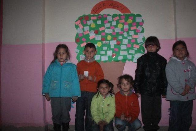 Minik &Ouml;ğrenciler Hayallerini Ağaca Astılar 1