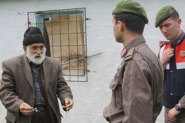 Jandarma&rsquo;dan Yaşlı Vatandaşa Ziyaret 3