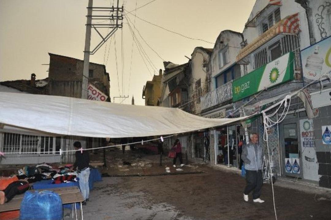 Adana'da Şiddetli R&uuml;zgar &Ccedil;atıları U&ccedil;urdu