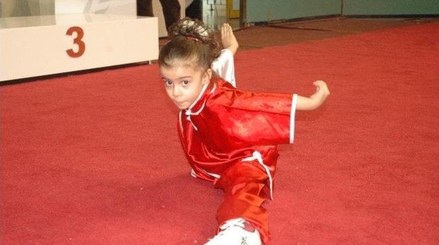 D&uuml;nyanın En K&uuml;&ccedil;&uuml;k Wushu Sporcusu