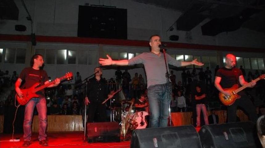 Haluk Levent&rsquo;ten &lsquo;&ccedil;anakkale&rsquo; T&uuml;rk&uuml;s&uuml; İle Mesaj