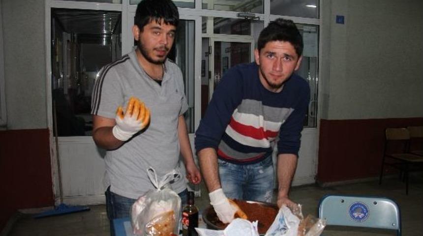 Yurtta Kalan &Ouml;ğrenciler Nevruz&rsquo;u Kutladı