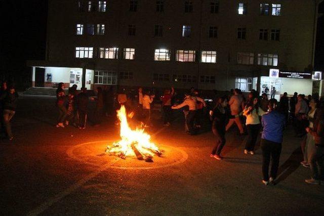 Yurtta Kalan Öğrenciler Nevruz’u Kutladı