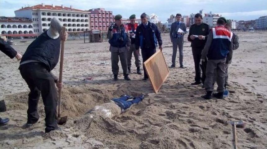 Ayvalık Plajı&rsquo;nda ceset bulundu