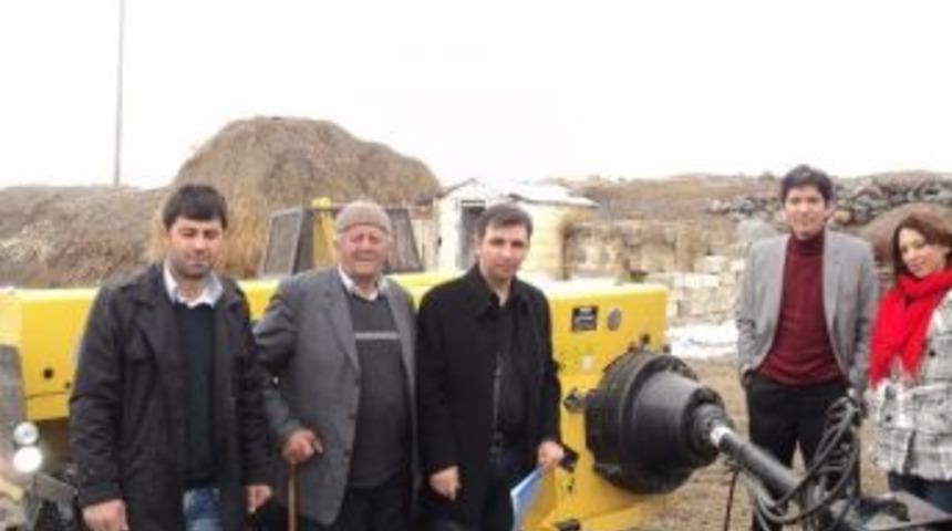 &Ccedil;ift&ccedil;ilere trakt&ouml;r ve ot bi&ccedil;me makinesi