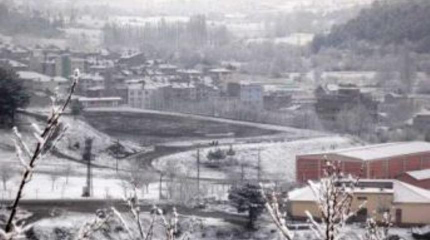 Kar Keles&rsquo;i Beyaza B&uuml;r&uuml;d&uuml;