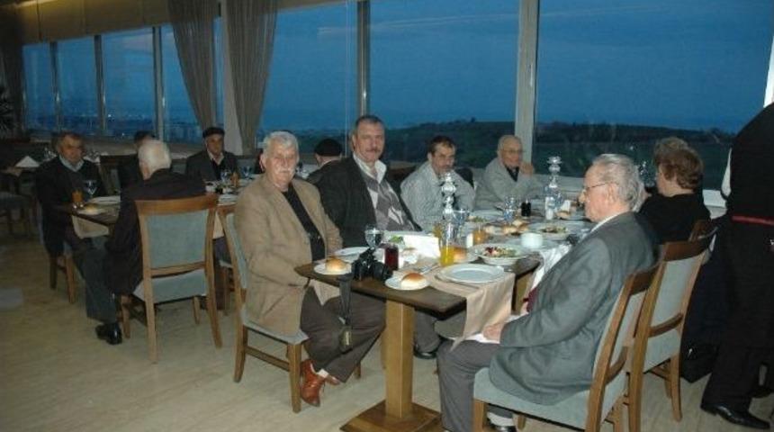 Huzurevinde Kalan Yaşlılar Yemekte Bir Araya Geldi