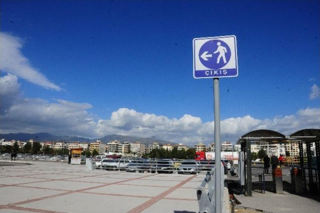 Bostanlı'daki İskele Bariyerleri &ldquo;yaya G&uuml;venliği&rdquo; İ&ccedil;in Yapıldı