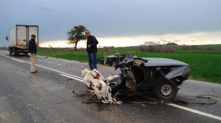 Kazada otomobil ikiye b&ouml;l&uuml;nd&uuml;