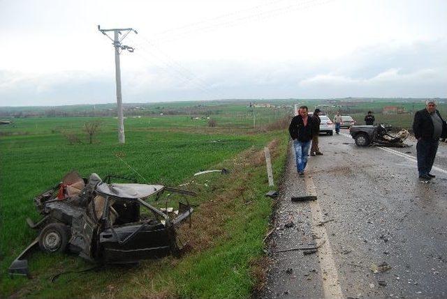 Kazada otomobil ikiye bölündü